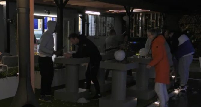 De bewoners worden vroeg gewekt voor een opdracht