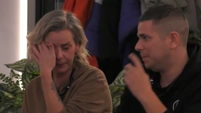 Daniëlle geeft toe tegenover de groep dat zij de Big Brother token gepakt heeft