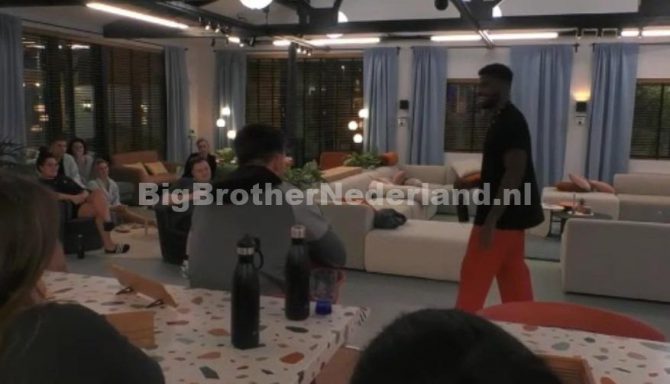 Jowi vertelt de groep dat hij over een twee dagen Big Brother verlaat