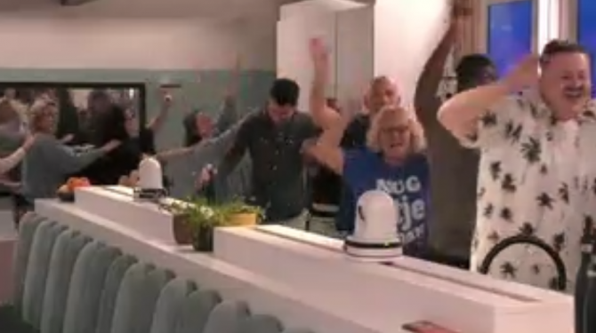 De groep heeft een biechtmoment en hebben een bonte avond