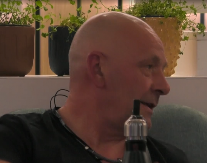Patrick vertelt de groep over nominatiecomplotten en zet de boel op stelten