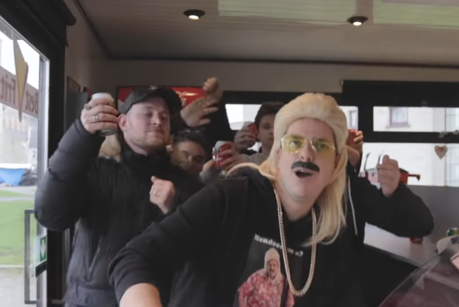 Nick heeft de schilderij opdracht gewonnen en zijn alter ego wordt getoond in de woonkamer