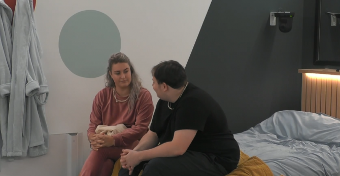 Thomas vertelt aan Jill dat hij haar genomineerd heeft