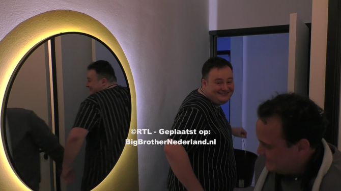 Mike en Thomas hallen een emmer prank uit