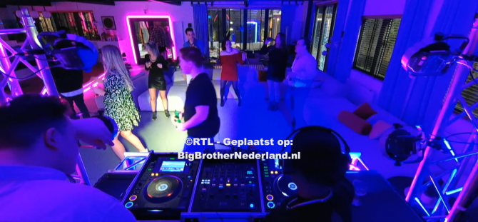 Big Brother organiseert een feestje voor de groep omdat het programma 50 dagen bestaat