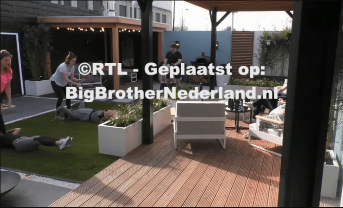 Michel, Nick en Liese praten verder over de stemming en de groep geniet van het mooie weer