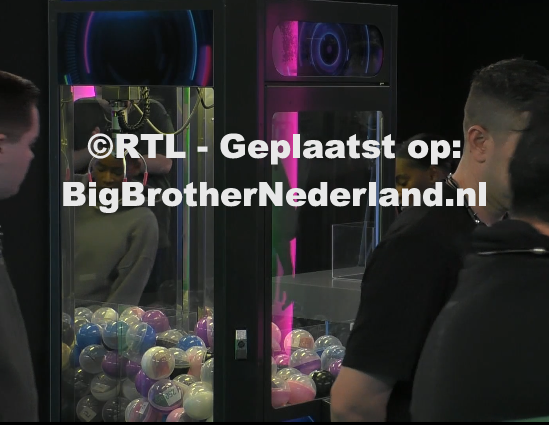 De bewoners doen het boodschappenspel met een grijpmachine