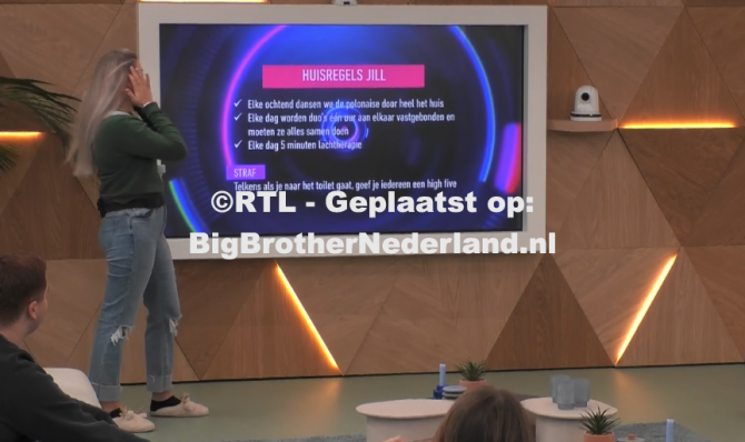 Jill presenteert haar nieuwe huisregels tegenover de groep