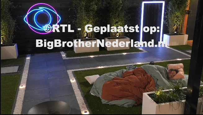 Huismeester Mike heeft de nacht buiten doorgebracht