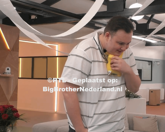 Jarige Thomas krijgt zijn Pikachu knuffel van de kijker