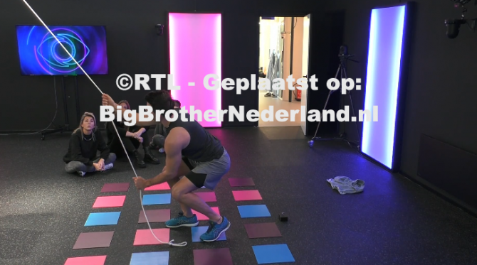 De bewoners doen een weekopdracht waar veel kracht en balans voor nodig is