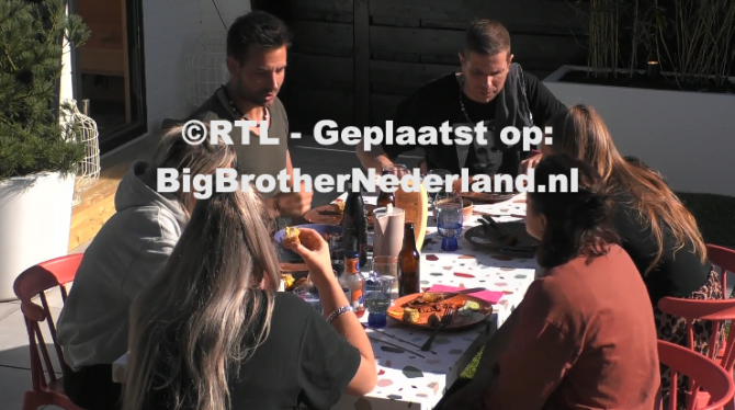 De bewoners genieten van een bbq en hebben een rustige dag
