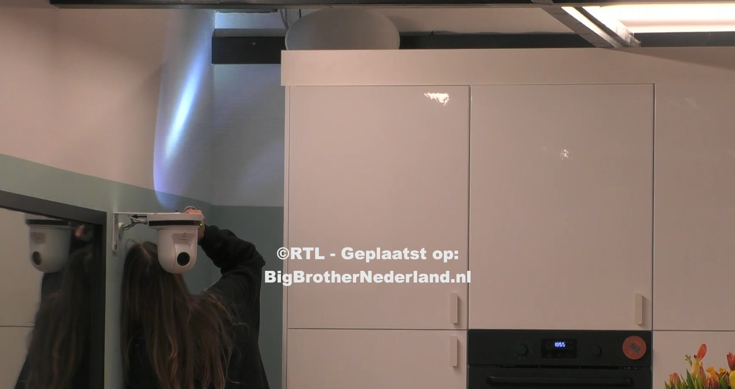 De bewoners hebben een geheime opdracht speciaal voor Nick, een muis in huis en een feest op komst