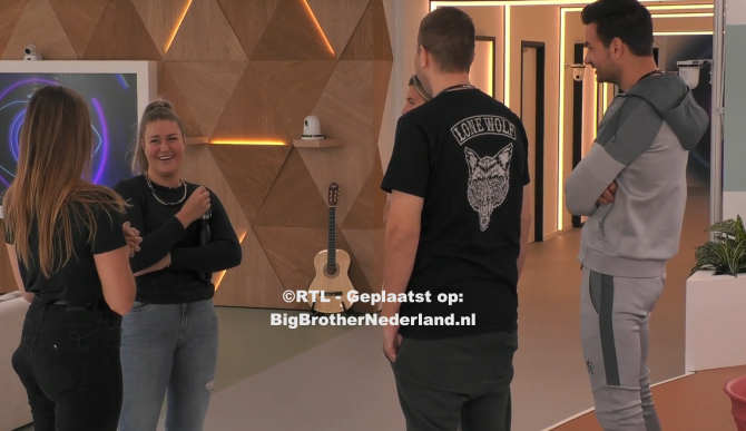 De bewoners hebben kort hun geliefden gezien, Julie heeft kritiek gekregen