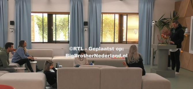 De bewoners spelen bingo en kunnen persoonlijke items winnen