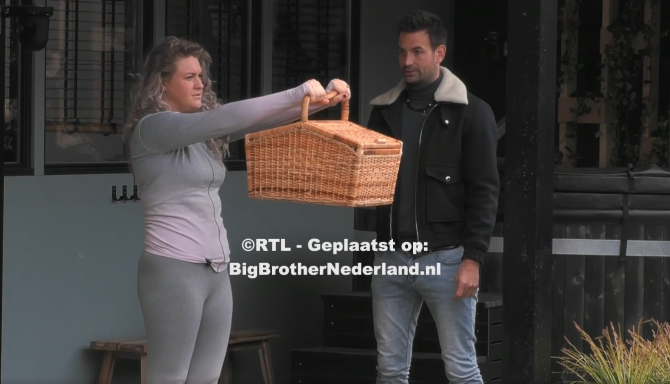 De bewoners verdienen geld met het boodschappenspel en Naomi wint de competitie