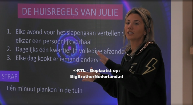 Huismeester Julie presenteert haar huisregels aan de groep