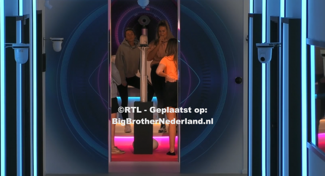 Julie en Jill verlaten de white room en mogen terug het huis in