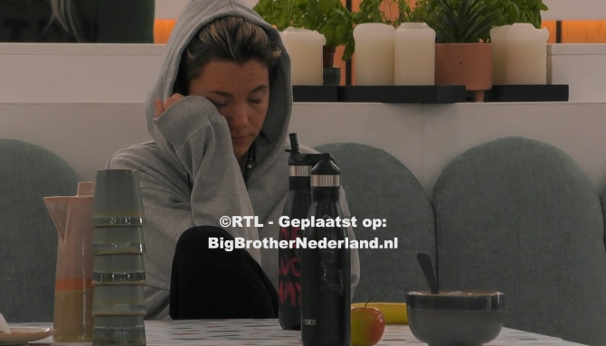 Julie heeft het vandaag erg moeilijk met haar verblijf in het Big Brother huis
