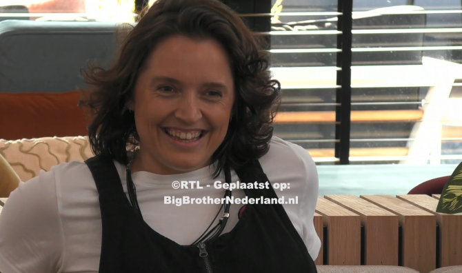 Naomi heeft verschillende geheime opdrachten gedaan voor geld