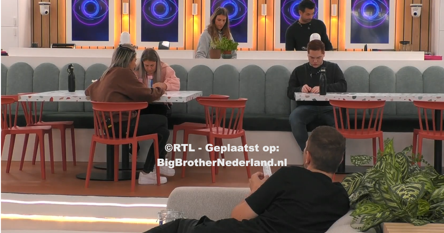 Vanavond doen de bewoners een improvisatie avond en wat er nog meer gebeurd in Big Brother