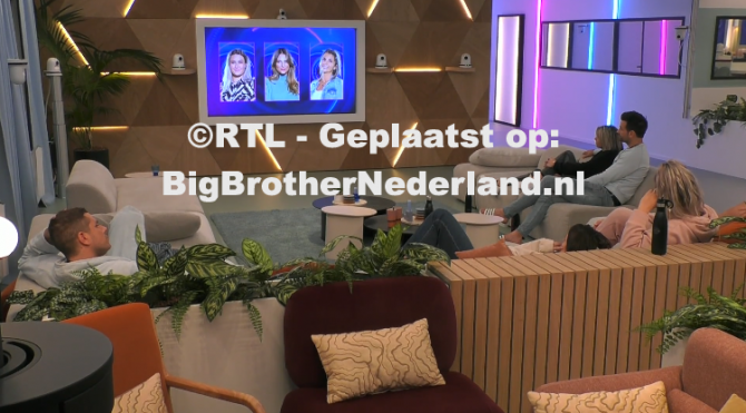 Big Brother verteld Julie, Jill en Liese dat zij genomineerd zijn