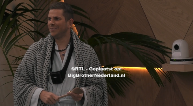 Huismeester Nick maakt zijn huisregels bekend, de kijkers hebben bepaald dat de polonaise terugkomt