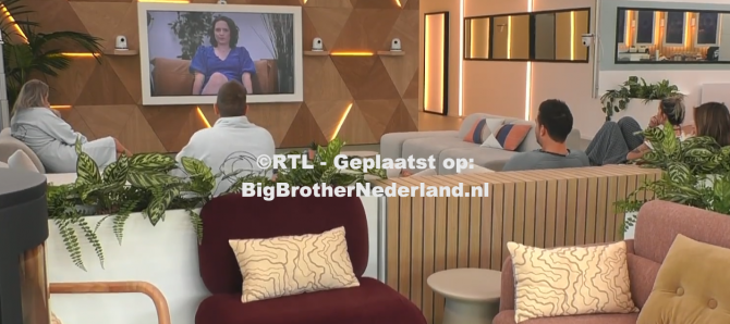 Naomi heeft een videoboodschap voor de groep