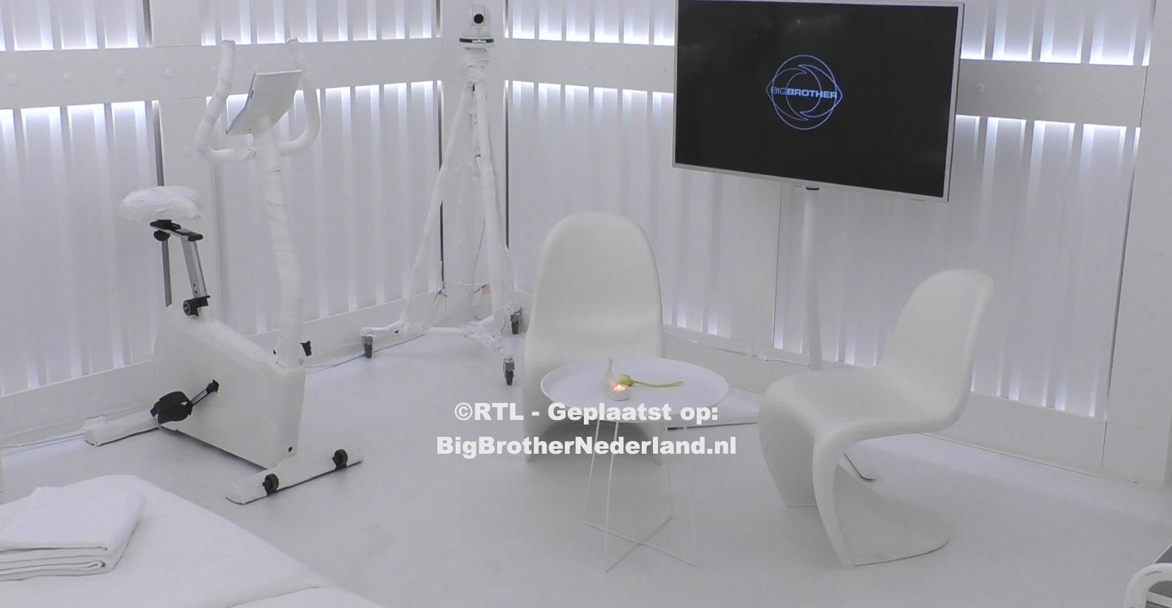 whiteroom1