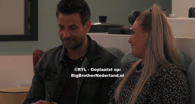Michel heeft er vrede mee dat zijn maatje weg is en Julie spreekt de groep toe met een videoboodschap