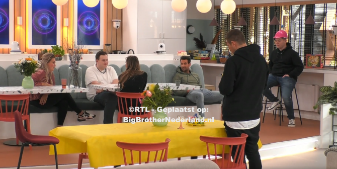Oud bewoner Matt arriveert na een korte live stream onderbreking in het Big Brother huis