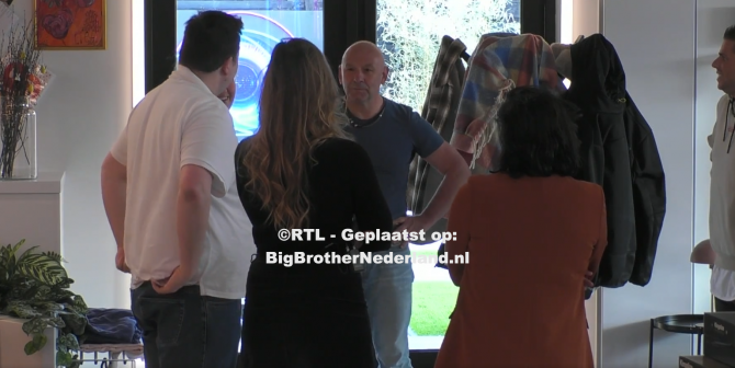 Oud bewoner Patrick arriveert in het Big Brother huis met eten voor de groep