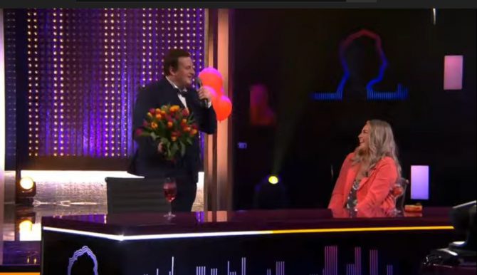 Thomas zingt Jill liefdevol toe tijdens De Cooke & Verhulst Show en Nick doet een oproep