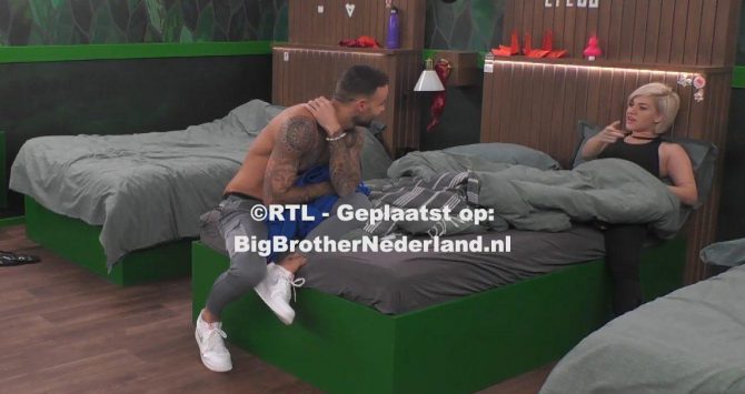 Amy gaat het gesprek met Leroy aan over de klik die ze hebben, gebruikt hij haar?