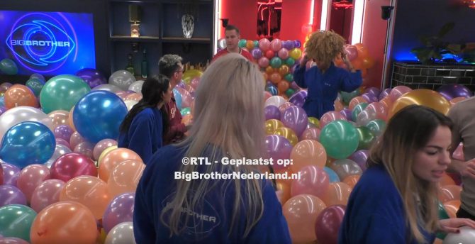 Grace wint immuniteit met een ballon challenge
