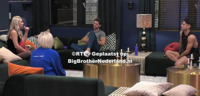 De bewoners hebben het na een lange streamlock over de komst van drie nieuwe bewoners