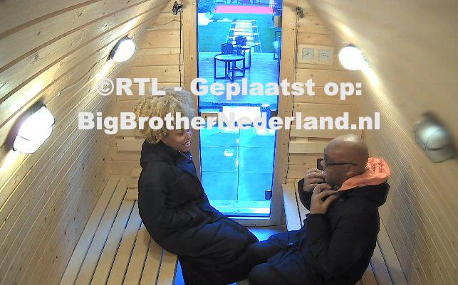 Grace zit ergens mee en spreekt Julio aan en Kristof doet boodschappen