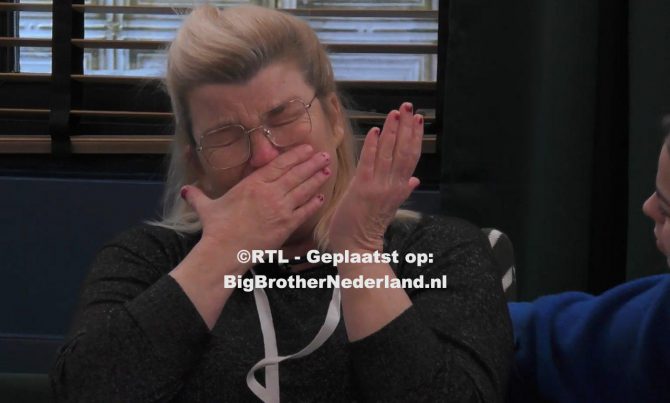 Kitty krijgt te horen dat haar vader overleden is en vertelt erover aan de groep