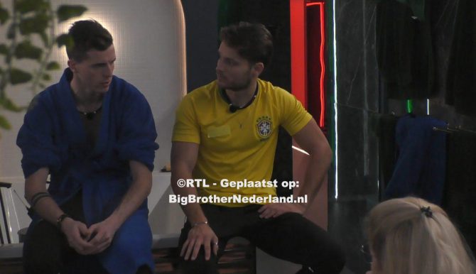 Kitty praat de onenigheid met Dimitri en Tobias uit