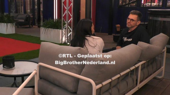 Nawel spreekt Peter aan op de lelijke dingen die hij gezegd zou hebben