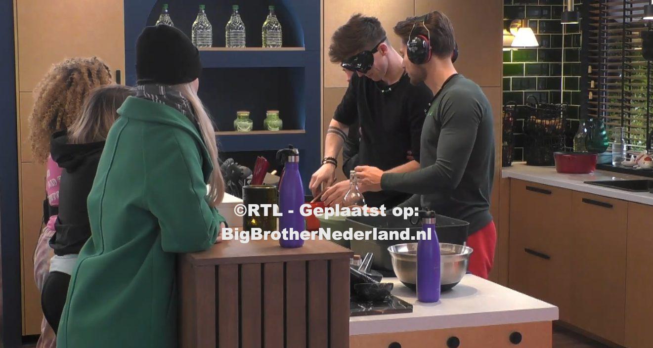 Rode knop opdracht Tobias en Dimitri moeten blind en doof koken
