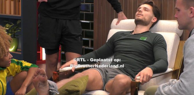 Tobias blesseert zich tijdens het sporten, valt flauw en moet naar het ziekenhuis