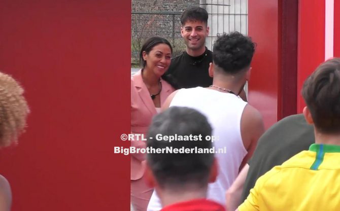 De twee bewoners uit het datacenter arriveren in het Big Brother huis