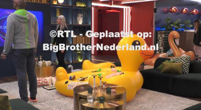 De bewoners krijgen een mysterieuze vogel opdracht en Amy spreekt Salar aan op tactische gesprekken
