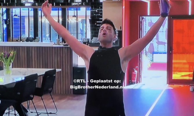 Salar is little brother na een lange streamlock