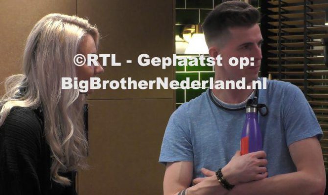 Vera spreekt Dimitri aan over de twijfels die ze heeft aan hun relatie