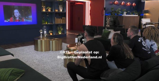De bewoners doen een fan persconferentie in het Big Brother huis