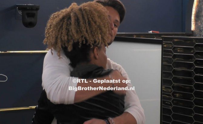 De bewoners doen een spel en mogen met het thuisfront bellen
