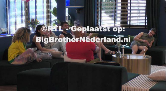 De bewoners houden een grote schoonmaak en Big Brother geeft de groep een BBQ