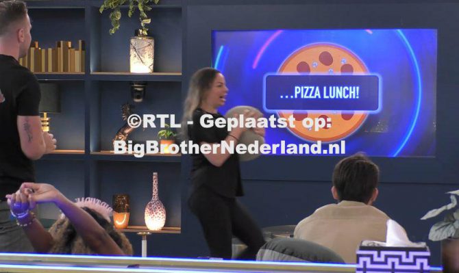 De bewoners krijgen een pizza lunch van Big Brother
